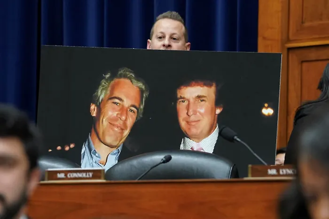 2024년 미 하원에서 한 의원이 도널드 트럼프 대통령(오른쪽)과 제프리 엡스타인이 다정하게 찍은 사진을 들어 보이고 있다. 로이터연합뉴스