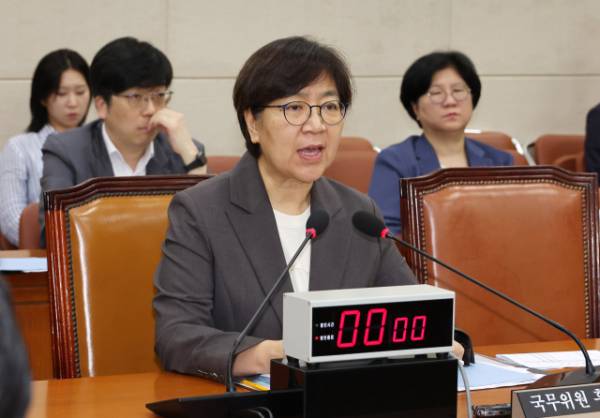 정은경 보건복지부 장관 후보자가 18일 국회 보건복지위원회에서 열린 인사청문회에서 의원 질의에 답변하고 있다. 연합뉴스