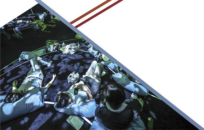 지난 4일 세종문화회관 S씨어터에서 열린 무대와 객석의 경계를 없앤 싱크 넥스트 25 개막작 '루시드폴, 정마리, 부지현'. 관객들이 바닥에 앉거나 누워 보컬리스트 정마리의 한국 전통 정가를 자유롭게 감상하고 있다. 세종문화회관