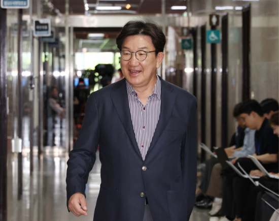 국민의힘 권성동 의원이 지난달 18일 국회에서 송언석 원내대표 주재로 열리는 4선 이상 의원들과의 간담회에 참석하기 위해 이동하고 있다. (사진=연합뉴스)