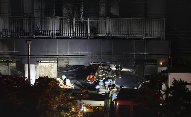 지난 17일 밤 경기 광명시 한 아파트 주차장에서 발생한 화재 현장에서 소방대원들이 이동하고 있다/사진=뉴시스 /사진=황준선