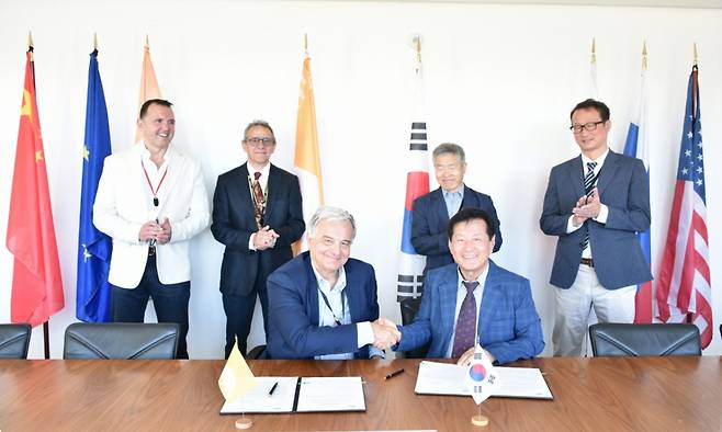 세르지오 올란디 ITER기구 사무차장과 정기정 ITER 한국사업단장이 업무 협약에 서명한 후 기념 사진을 촬영하고 있다. /사진=한국핵융합에너지연구원