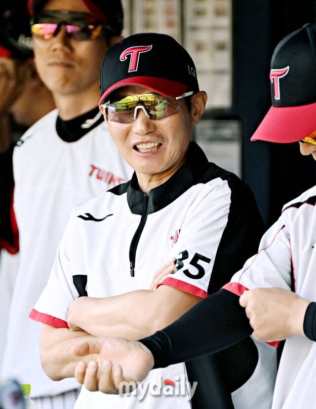 22일 오후 서울 잠실야구장에서 진행된 '2025 프로야구 KBO리그' LG트윈스와 두산베어스의 경기. LG 염경엽 감독이 미소를 짓고 있다./마이데일리