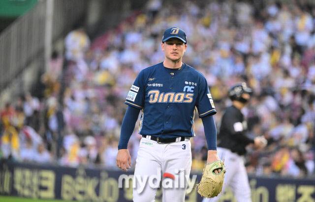 2025년 6월 17일 오후 서울 잠실구장에서 진행된 '2025 신한 SOL뱅크 KBO 리그' NC 다이노스와 LG 트윈스의 경기. NC 선발투수 라일리가 4회말 투구를 마친 뒤 더그아웃으로 들어가고 있다./마이데일리