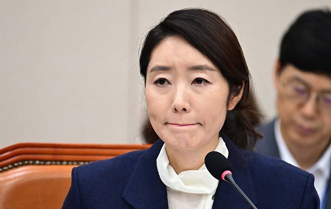 강선우 여성가족부 장관 후보자가 14일 오후 서울 여의도 국회 여성가족위원회에서 열린 인사청문회에서 의원들의 질문에 답변하고 있다. 이상섭 기자