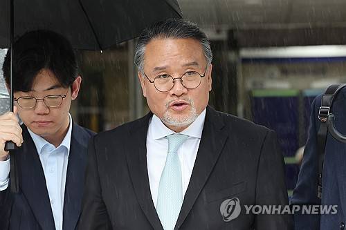 특검 첫 구속영장 청구, 삼부토건 회장 심사 출석 (서울=연합뉴스) 임화영 기자 = 주가조작 의혹으로 김건희 여사 관련 의혹을 수사하는 민중기 특별검사팀의 조사를 받은 이일준 삼부토건 회장이 17일 서울중앙지법에서 구속 전 피의자 심문(영장실질심사)을 마친 뒤 법정을 나서고 있다. 특검팀은 지난 14일 법원에 낸 삼부토건 이 회장, 조성옥 전 회장, 이응근 전 대표, 이기훈 부회장의 구속영장 청구서에 이들이 챙긴 부당이득이 369억원에 달한다고 적시한 것으로 알려졌다. 2025.7.17 hwayoung7@yna.co.kr