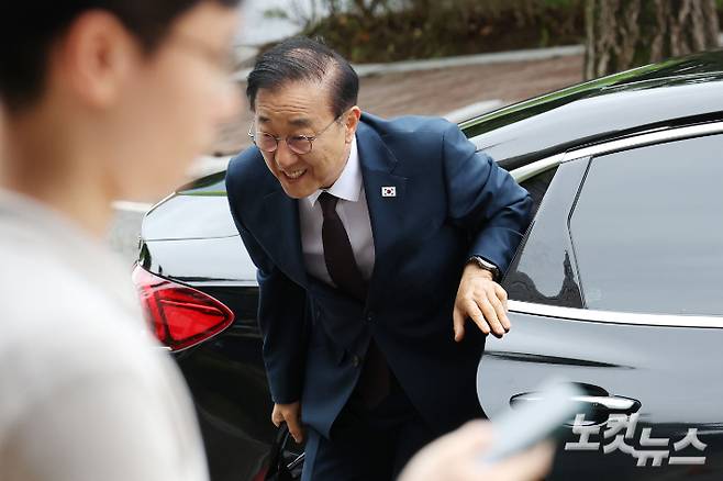 김윤덕 국토교통부 장관 후보자가 15일 오전 정부과천청사에 마련된 인사청문회 준비 사무실로 첫 출근하고 있다. 류영주 기자