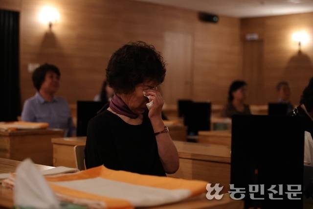 충남 천안 백석웰다잉힐링센터에서 열린 임종체험에서 유언장을 읽으며 눈물을 흘리는 한 참가자의 모습.