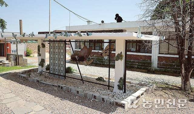 옛 화장실을 개조해 조성한 설치 작품 ‘숲을 향하여’.