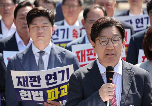 ▲국민의힘 권성동 원내대표가 11일 이재명 대통령의 공직선거법 위반 사건의 파기환송심을 사실상 무기한 연기한 서울고등법원 앞에서 열린 현장 의원총회에서 발언하고 있다. ⓒ연합뉴스