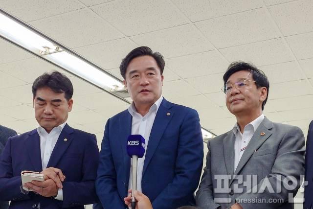 ▲지난 16일 해양수산부 임시 청사로 선정된 부산 동구 IM빌딩을 찾은 정동만 국민의힘 부산시당위원장.ⓒ프레시안(강지원)