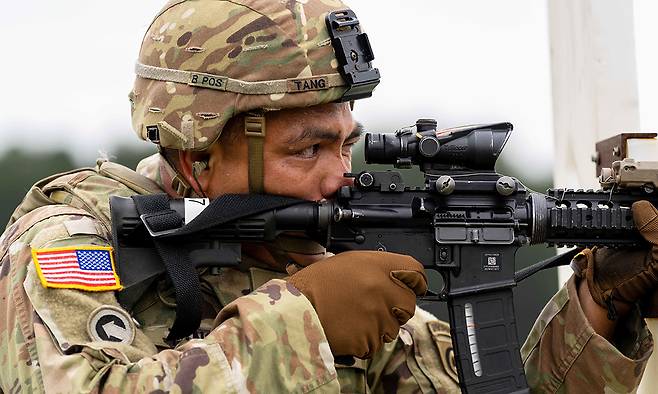 미 육군 장병이 M4 소총을 겨눈 채 훈련을 하고 있다. 미 육군 제공