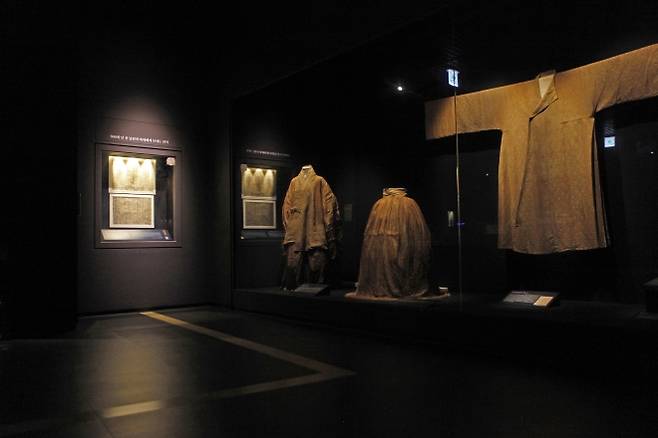 대전시립박물관의 안정 나씨 문중의 묘를 이장하는 과정에서 나온 출토 유물. 나신걸 한글 편지가 쓰인 당시의 시대상을 보여 준다.