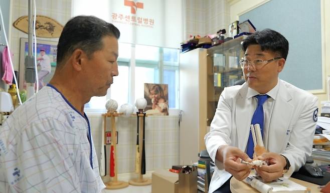 고길석 광주센트럴병원 대표원장이 환자를 진료하고 있다. 광주센트럴병원 제공