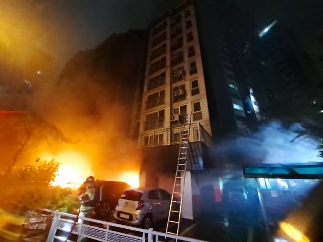 17일 오후 9시5분 경기도 광명시 소하동의 아파트 1층 필로티 주차장에서 불이 나 소방대원들이 진화작업을 하고 있다. 경기도소방재난본부 제공