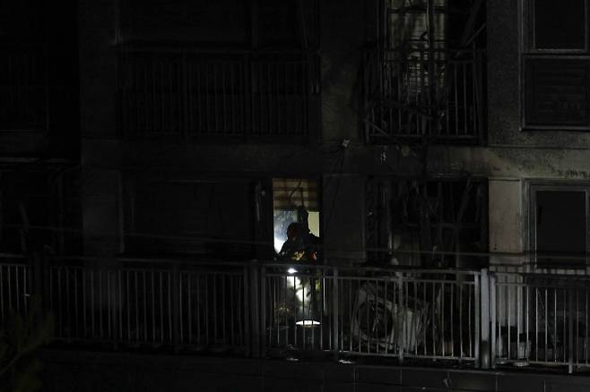 검게 타버린 아파트 - 지난 17일 밤 경기 광명시 한 아파트 주차장에서 발생한 화재 현장에서 소방대원들이 인명수색을 하고 있다. 2025.07.18. 뉴시스