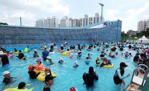 지난해 서울 노원구의 노원 워터파크에서 물놀이를 즐기고 있는 시민들. 노원구 제공