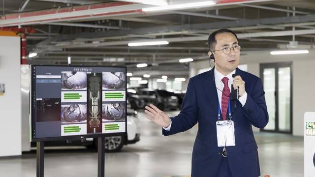 이정환 SK렌터카 대표가 15일 충남 천안 SK렌터카 오토옥션에서 취재진에게 차량 하부 스캔 장비에 대해 설명하고 있다. 사진제공=한국자동차기자협회