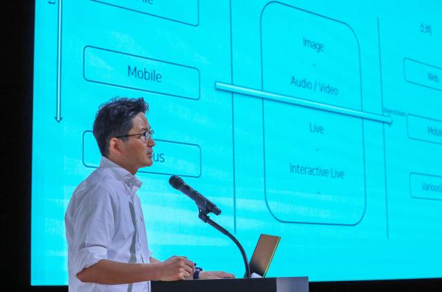 김성호 네이버 이머시브 미디어 플랫폼 리더가 16일 경기 성남 네이버 사옥 그린팩토리에서 열린 ‘이머시브 미디어 플랫폼 테크 포럼’에서 확장현실(XR) 플랫폼을 소개하고 있다. 사진제공=네이버