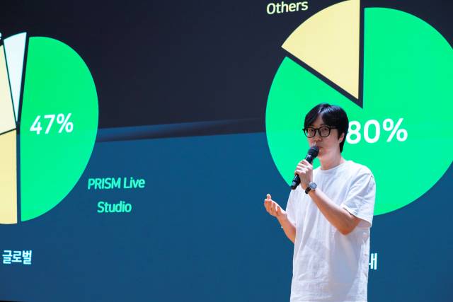 송지철 네이버 프리즘 스튜디오 리더가 16일 경기 성남 네이버 사옥 그린팩토리에서 열린 ‘이머시브 미디어 플랫폼 테크 포럼’에서 버추얼 창작 시장 사업 전략을 소개하고 있다. 사진제공=네이버