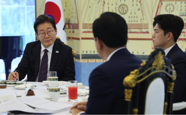 이재명 대통령이 지난달 22일 한남동 관저에서 열린 여야 지도부와의 오찬에서 국민의힘 송언석 원내대표(뒷모습)의 발언을 듣고 있다. 오른쪽은 김용태 비대위원장. 연합뉴스