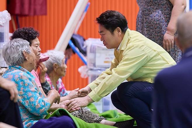 오세현 아산시장이 17일 오후 수해 지역을 방문해 현장을 점검하고 있다. ⓒ아산시