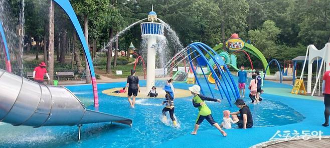 지난해 어린이대공원 물놀이장에서 즐거운 시간을 보내는 가족 방문객들. (사진제공=부산시설공단)