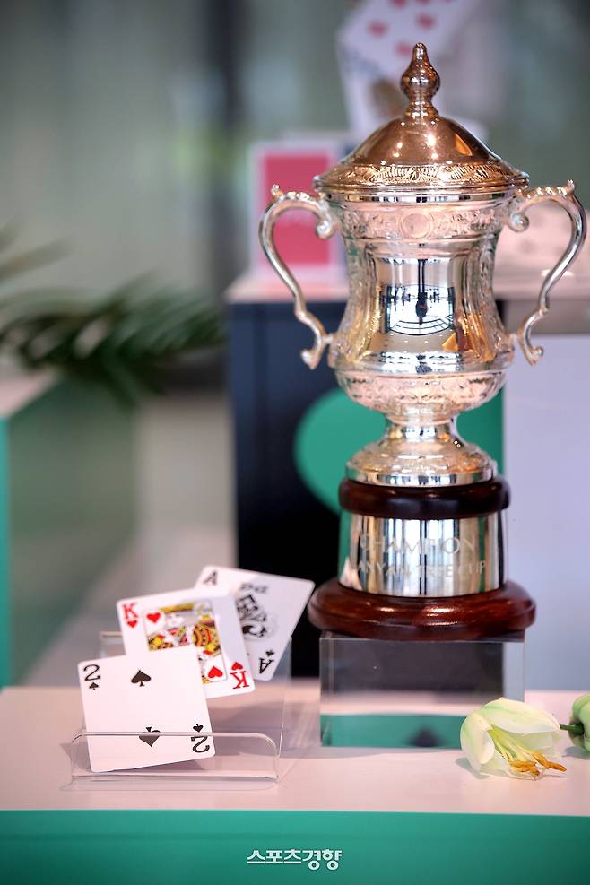 17일 서울 여의도 더현대 서울 6층 ‘CH 1985’에서 열린 ‘제1회 더현대 서울 브리지 토너먼트’ 대회 트로피가 전시돼 있다. 현대백화점 제공