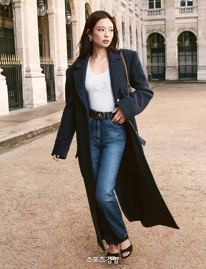 샤넬 ‘2025/26 가을-겨울 프리 컬렉션’에 참여한 제니. 샤넬 제공