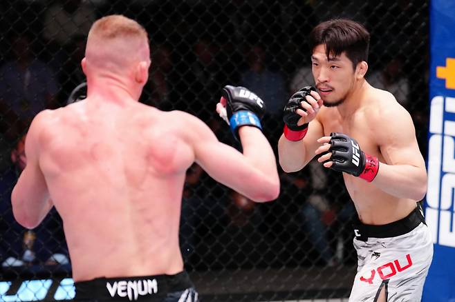 커닝햄(왼쪽)과 유수영 경기 중. /사진=UFC 제공