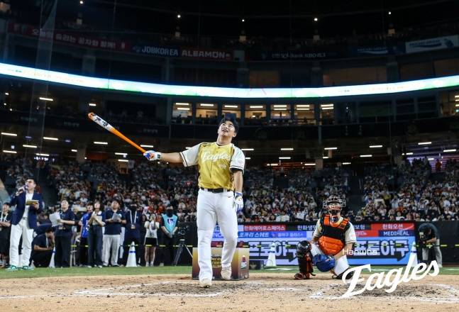 한화 문현빈(가운데)이 2025 KBO 올스타전에서 커리어 처음으로 올스타로 선발돼 홈런 레이스에 나섰다. /사진=한화 이글스 제공