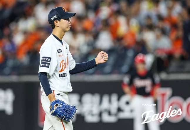 한화 황준서가 10일 대전 KIA전에서 역투 후 주먹을 불끈 쥐고 있다. /사진=한화 이글스 제공