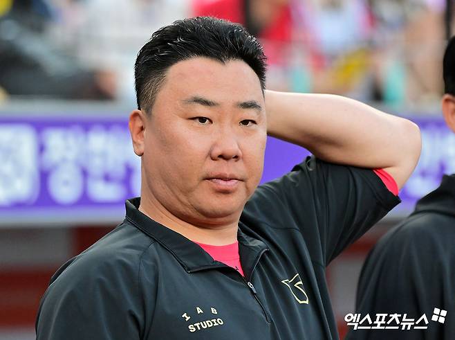 8일 오후 대전 한화생명 볼파크에서 열린 '2025 신한 SOL Bank KBO리그' KIA 타이거즈와 한화 이글스의 경기, 경기 전 KIA 이범호 감독이 한화 더그아웃을 향해 인사를 하고 있다. 엑스포츠뉴스 DB