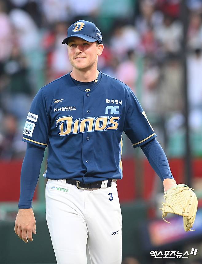 13일 오후 인천SSG랜더스필드에서 열린 '2025 신한 SOL Bank KBO리그' NC 다이노스와 SSG 랜더스의 경기, 4회말 NC 선발 라일리가 이닝을 마친 뒤 미소를 짓고 있다. 엑스포츠뉴스 DB