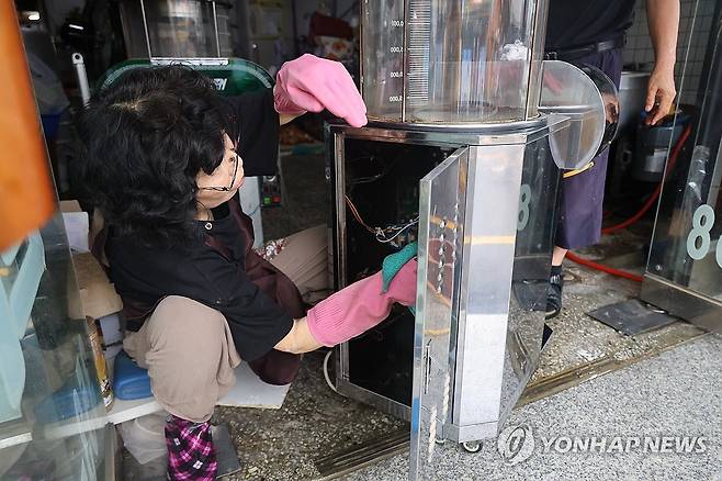 복구작업 한창인 당진전통시장 상인들 (당진=연합뉴스) 이주형 기자 = 18일 오전 집중호우로 침수된 충남 당진시 읍내동 당진전통시장에서 상인들이 복구작업을 하고 있다. 2025.7.18 coolee@yna.co.kr
