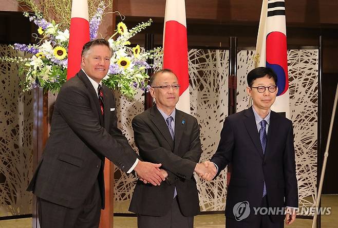도쿄서 한데 모인 한미일 외교차관 (도쿄=연합뉴스) 박상현 특파원 = 박윤주 외교부 1차관(오른쪽)과 크리스토퍼 랜도 미국 국무부 부장관(왼쪽), 후나코시 다케히로 일본 외무성 사무차관이 18일 일본 도쿄 외무성 이쿠라공관에서 열린 한미일 외교차관 협의회에 앞서 악수하고 있다. 2025.7.18 psh59@yna.co.kr