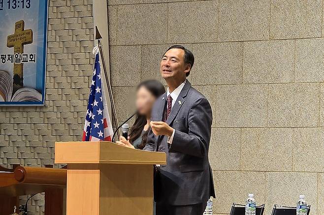 설교하는 모스 탄 (서울=연합뉴스) 최원정 기자 = 17일 오후 서울 은평구 진관동 은평제일교회에서 열린 예배에서 모스 탄(한국명 단현명) 미국 리버티대 교수가 설교하고 있다.
탄 교수는 이날 윤석열 전 대통령 탄핵에 반대해온 전직 한국사 강사 전한길 씨 등과 간담회를 열었다. 2025.7.17 away777@yna.co.kr