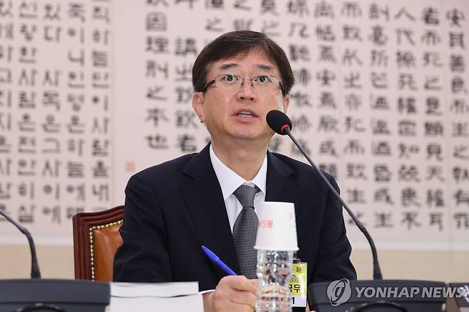 답변하는 오영준 헌법재판관 후보자 (서울=연합뉴스) 박동주 기자 = 오영준 헌법재판관 후보자가 18일 서울 여의도 국회 법제사법위원회에서 열린 인사청문회에서 의원질의에 답하고 있다. 2025.7.18 pdj6635@yna.co.kr