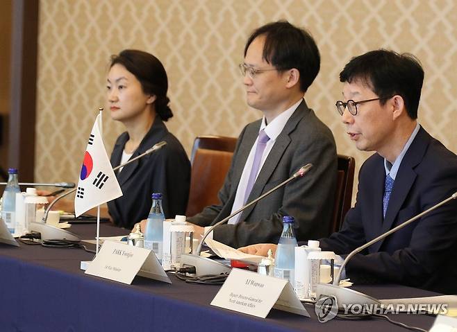 한미일 외교차관 협의회, 발언하는 박윤주 차관 (도쿄=연합뉴스) 박상현 특파원 = 박윤주 외교부 1차관(오른쪽)이 18일 일본 도쿄 외무성 이쿠라공관에서 열린 한미일 외교차관 협의회에서 모두 발언을 하고 있다. 2025.7.18