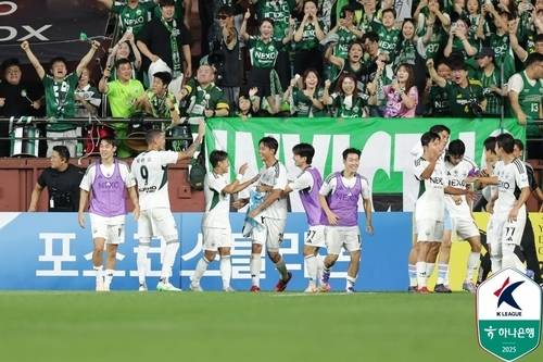 3:2 역전승에 성공하고 기뻐하는 전북현대. 한국프로축구연맹 제공