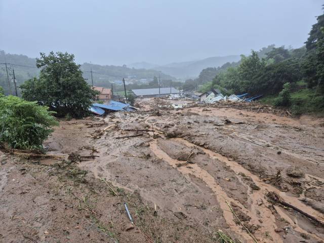 19일 오후 경남 산청군 산청읍 한 농장 인근이 집중호우로 인해 유출된 토사로 뒤덮였다. 연합뉴스
