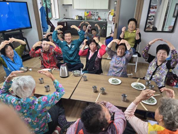 경로당에서 어르신들과 함께한 점심 식사와 소통