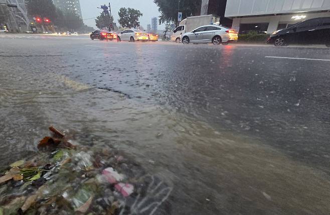폭우에 빗물 가득한 도로 (사진=연합뉴스)