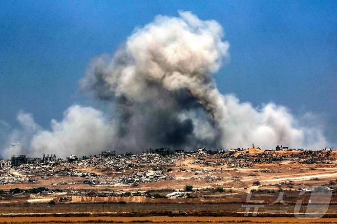 이스라엘의 공습으로 팔레스타인 가자지구에서 연기가 하늘로 치솟았다. 사진은 5일 이스라엘 남부에서 촬영된 것이다. 2025.06.05 ⓒ AFP=뉴스1 ⓒ News1 최종일 선임기자