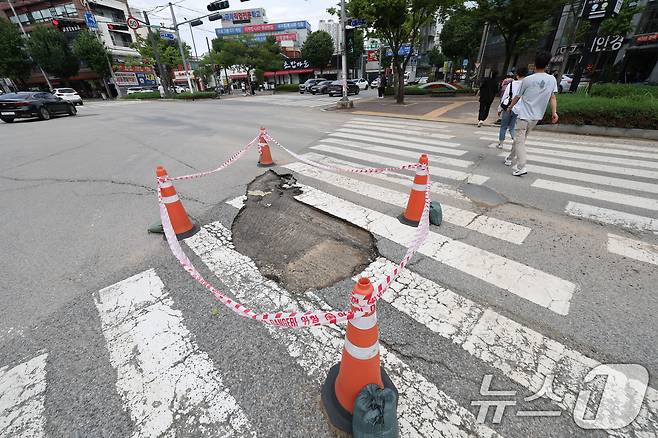 전날 내린 기록적인 폭우로 18일 광주 북구 용봉동 북구청 사거리 일대 도로가 깨져 통제되고 있다. 2025.7.18/뉴스1 ⓒ News1 박지현 기자