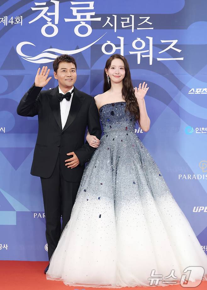 MC 전현무와 임윤아(오른쪽)가 18일 인천 중구 파라다이스시티에서 열린 ‘제4회 청룡시리즈어워즈’ 레드카펫 행사에 참석해 포즈를 취하고 있다. 2025.7.18/뉴스1 ⓒ News1 권현진 기자