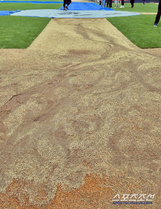 이틀 동안 너무 많은 비가 내린 탓에 그라운드 흙이 유실됐다. 광주=김민경 기자