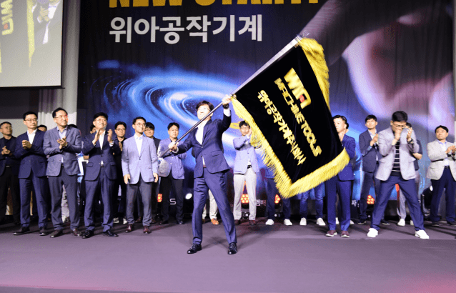 주재진 위아공작기계 대표가 출범식에서 사기를 흔들고 있다. (사진=위아공작기계)