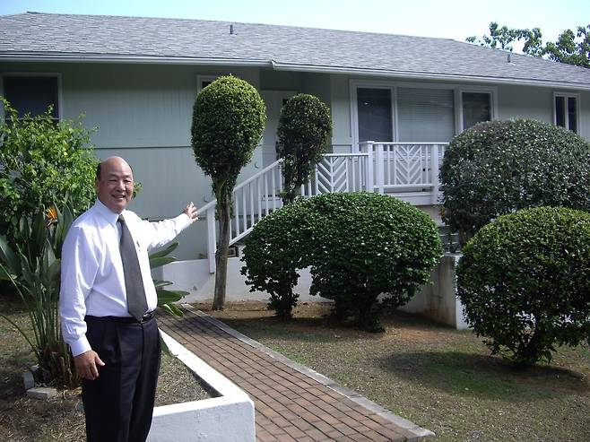 이승만이 하야 후 머물던 하와이 호놀룰루 마키키 2033번지 목조 주택. 교민 윌버트 최씨가 이승만 부부를 재정적으로 뒷받침했다. 왼쪽은 윌버트 최씨의 아들 세드릭 최씨. 2015년 사진이다./이한수 기자