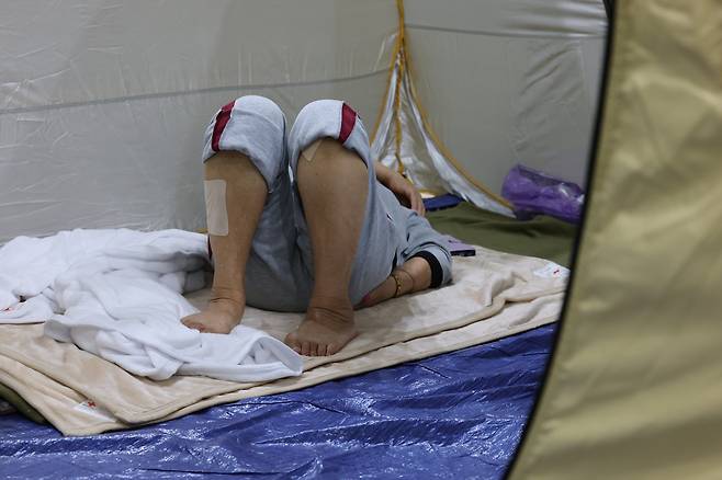 충청 지역에 기록적인 폭우가 쏟아진 가운데 17일 충남 당진시 당진초등학교에 마련된 대피소에서 수재민들이 안정을 취하고 있다. /장경식 기자